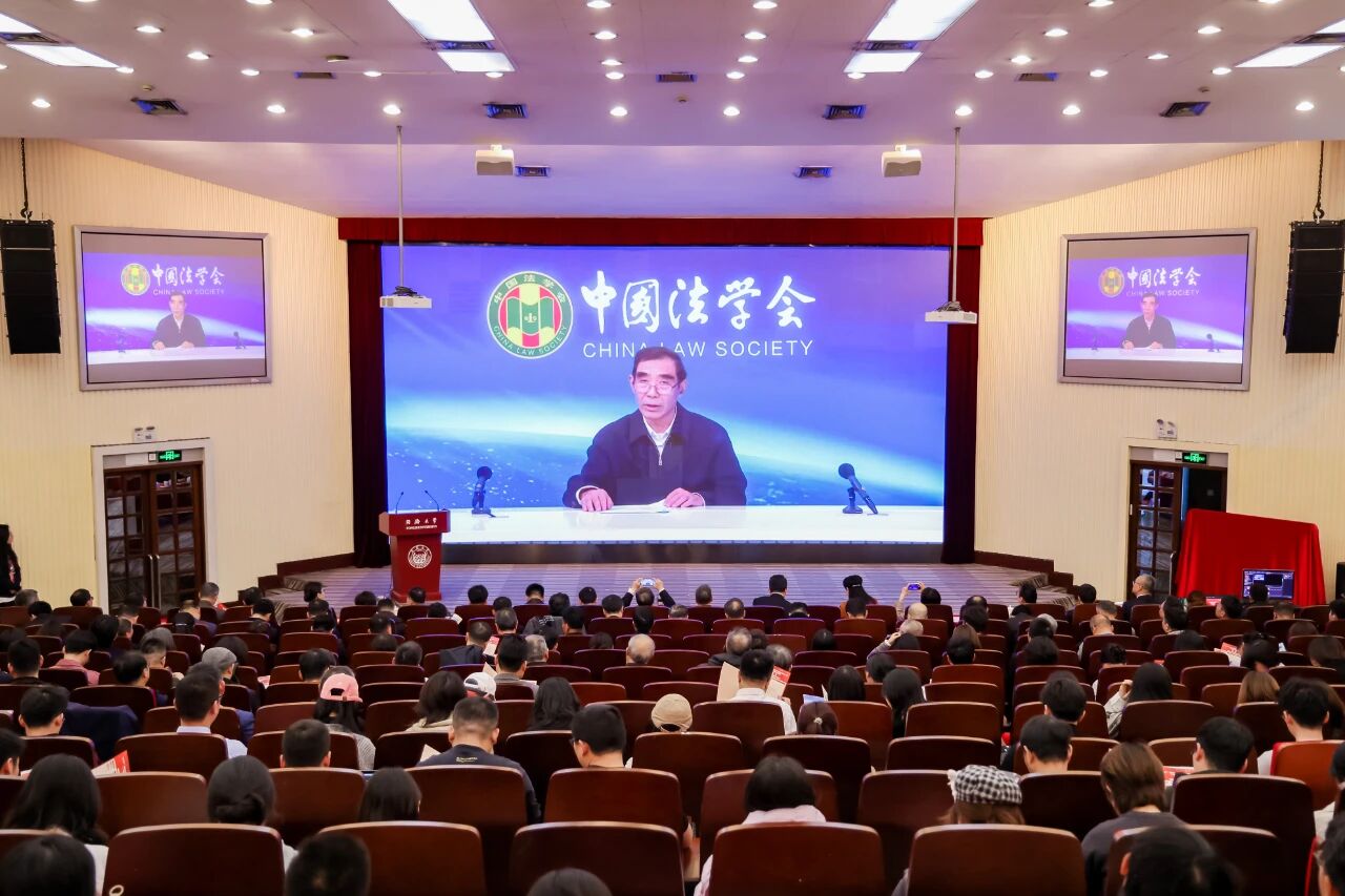 “同济天下”法治论坛——数智时代的法学教育暨同济大学法学院建院八十周年举行(图2)